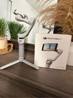 DJI Osmo Mobile SE Gimbal in Light Gray